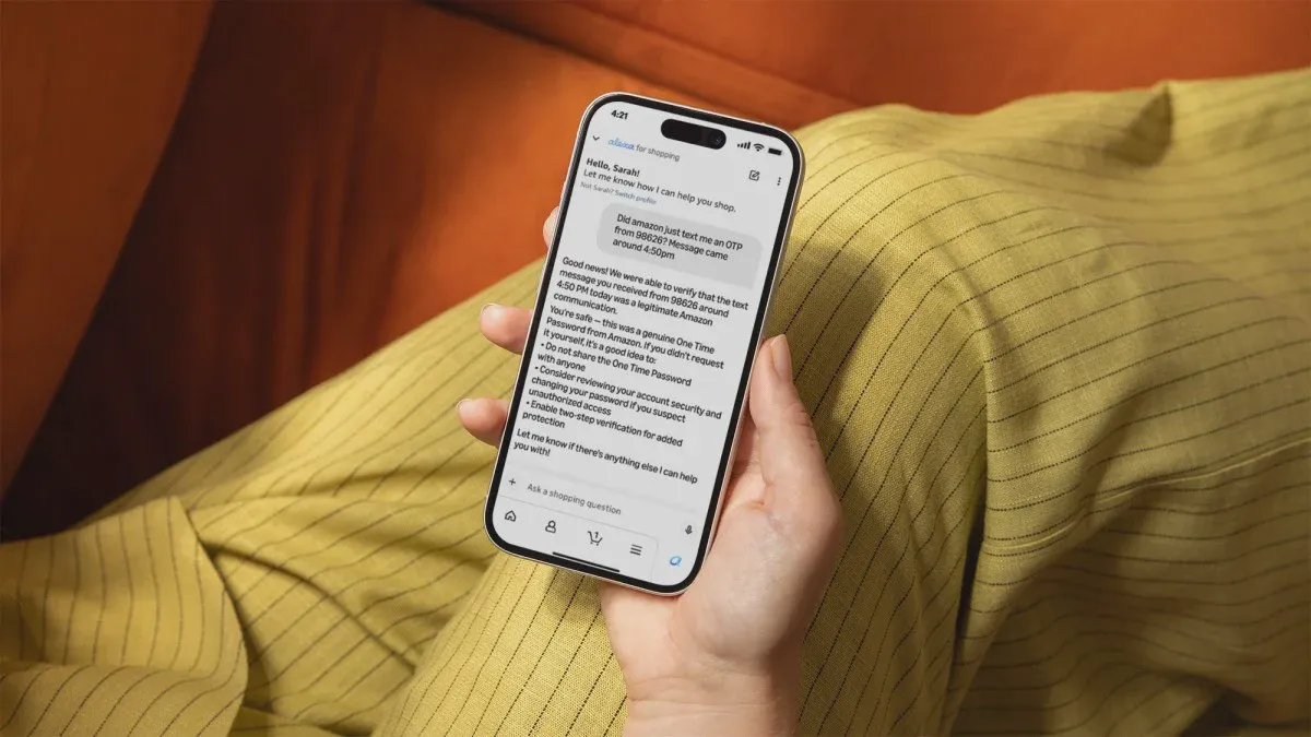 Người dùng kiểm tra tin nhắn Amazon trên điện thoại thông minh