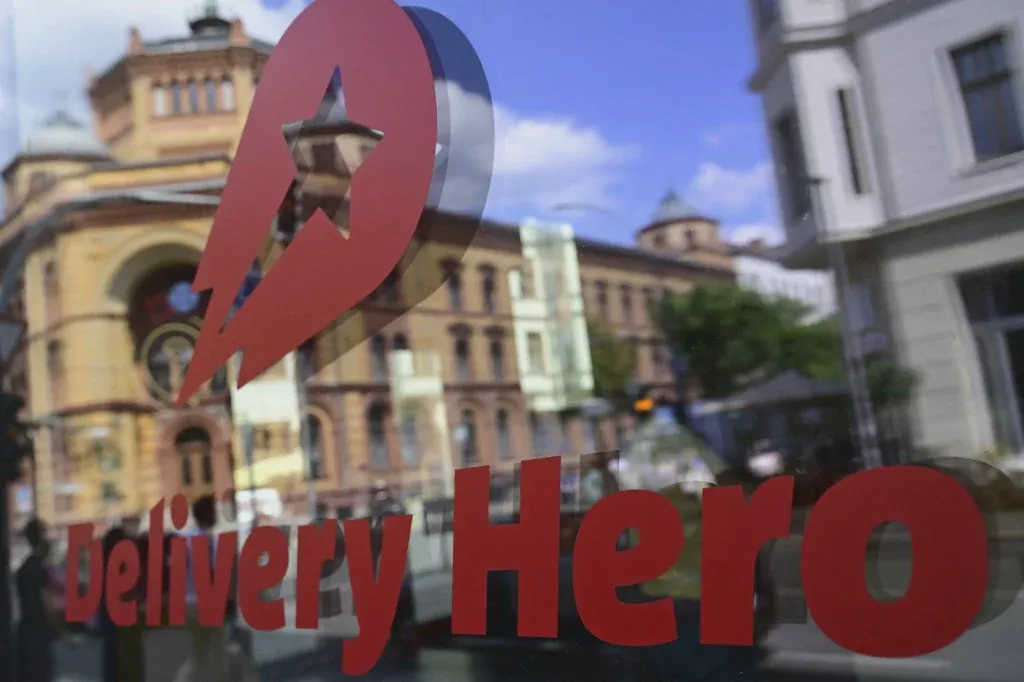 Biểu trưng Delivery Hero tại trụ sở của công ty