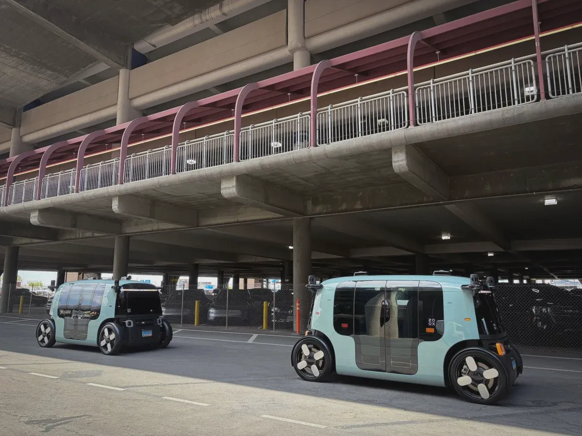 Robotaxi Zoox hoạt động tại sân bay Las Vegas