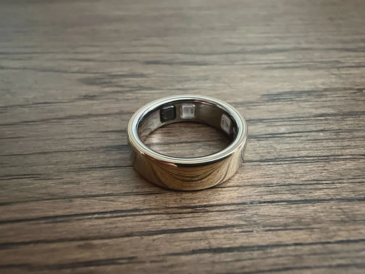 Nhẫn thông minh Oura dùng để theo dõi các chỉ số sức khỏe