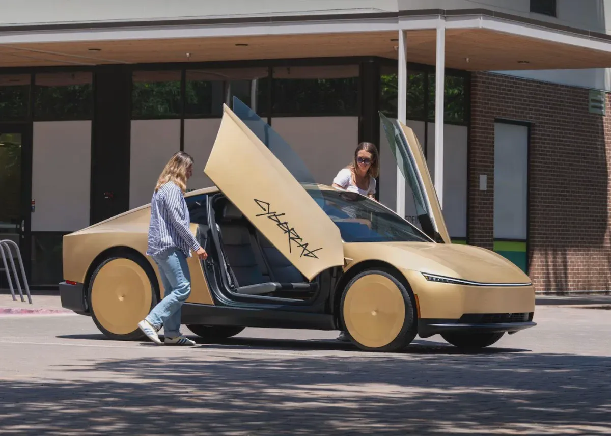 Hành khách bước vào một chiếc Tesla Cybercab màu vàng