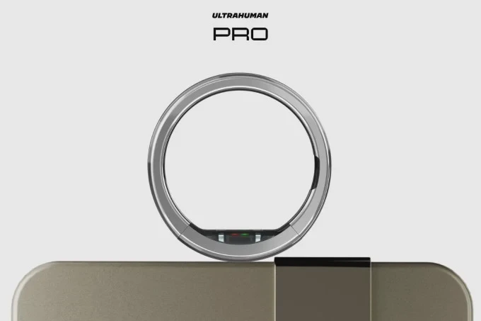 Nhẫn thông minh Ultrahuman Ring Pro đặt trên bề mặt tối