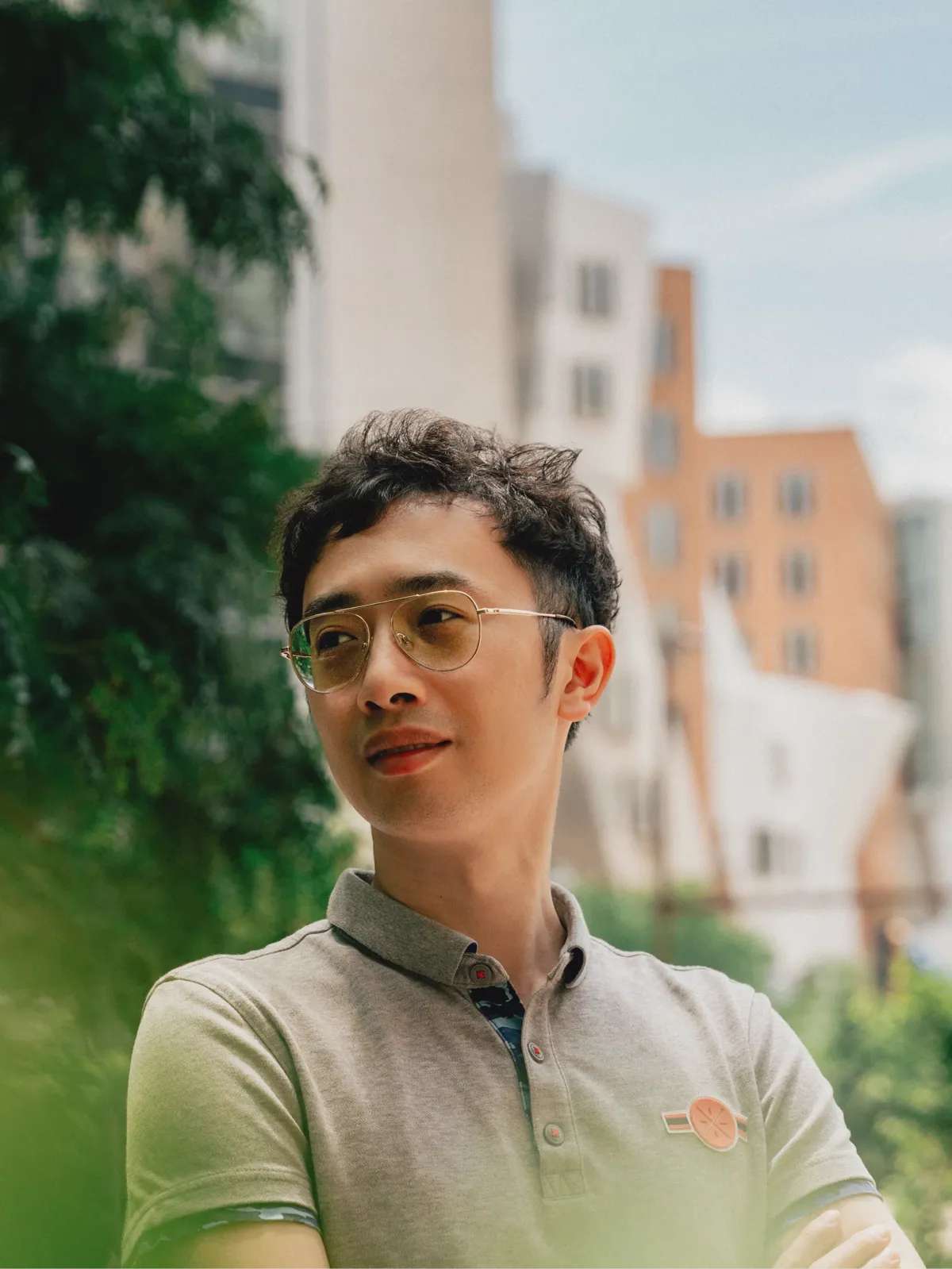 Yuancheng Ryan Lu đứng bên ngoài nơi làm việc tại Cambridge