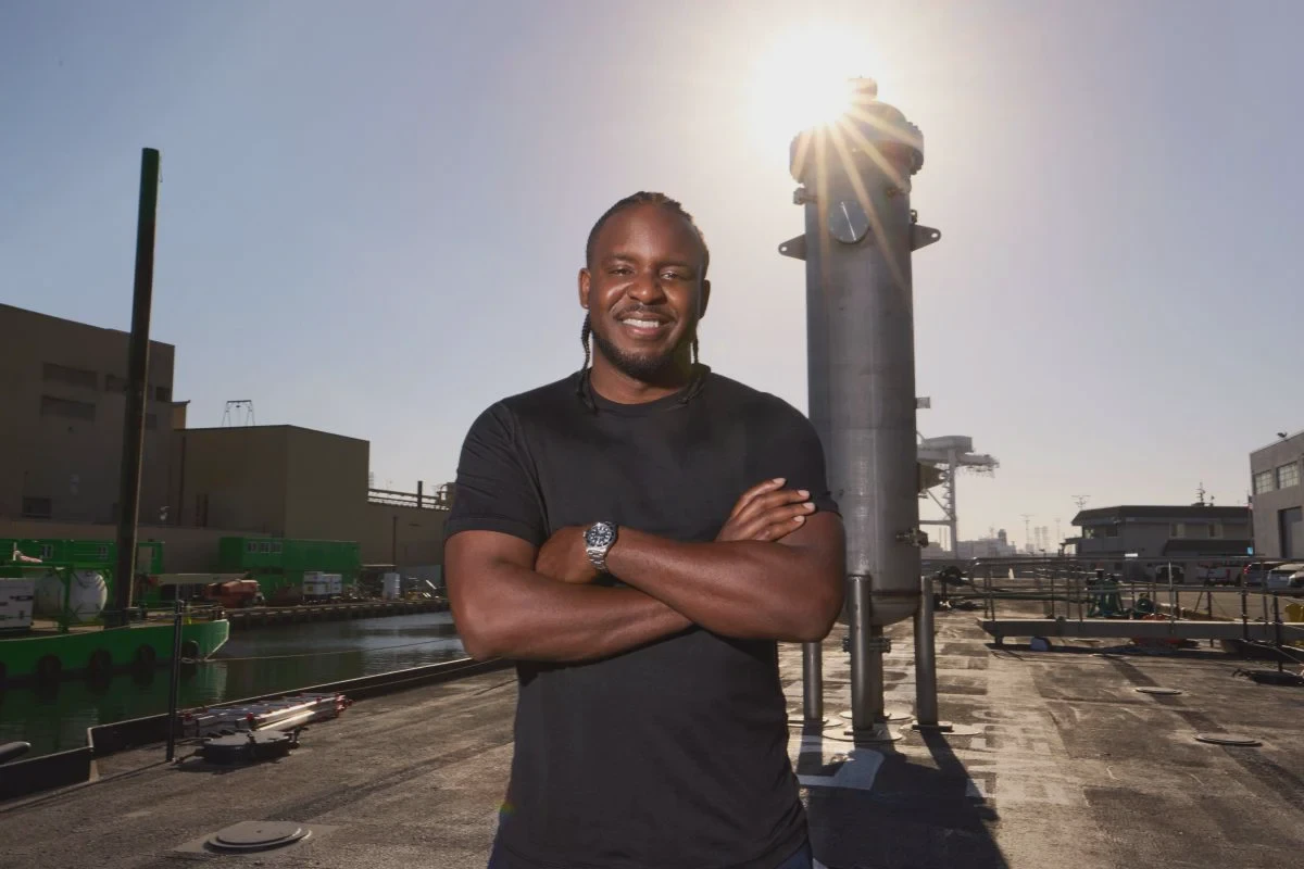 Kofi Asante, nhà sáng lập Bluecore Energy, đứng ngoài trời