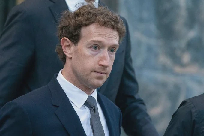 Mark Zuckerberg rời tòa án trong một vụ kiện liên quan Meta