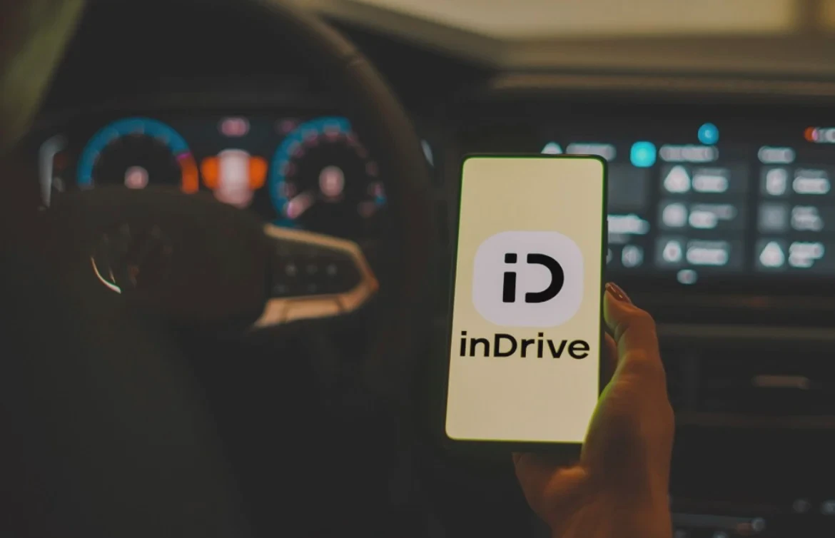 Biểu trưng inDrive hiển thị trên màn hình điện thoại