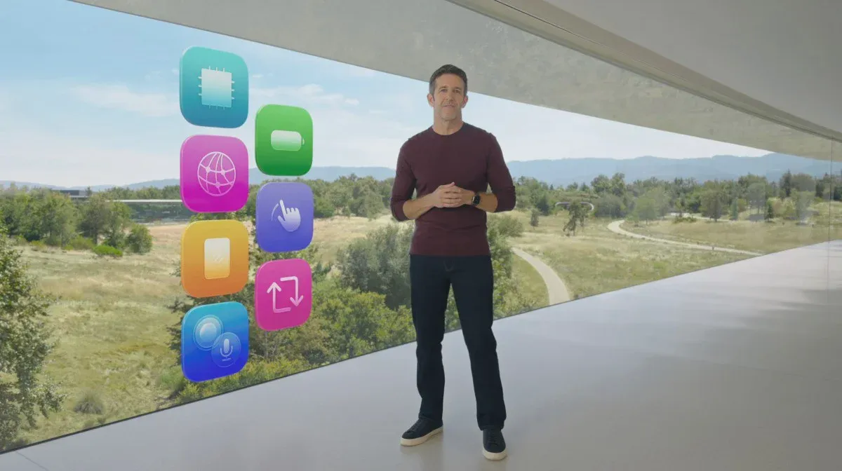 John Ternus trình bày chiến lược trí tuệ nhân tạo của Apple