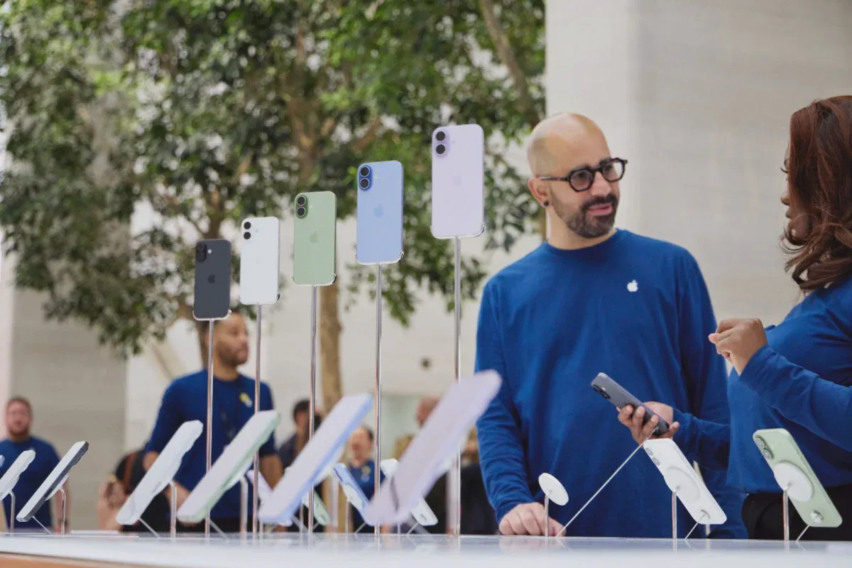Các mẫu iPhone 17 được trưng bày bên trong Apple Store