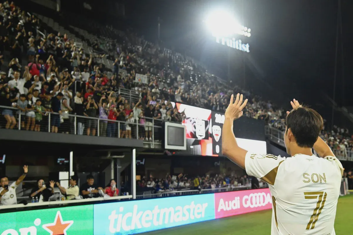 Cầu thủ D.C. United thi đấu trên sân bóng đá