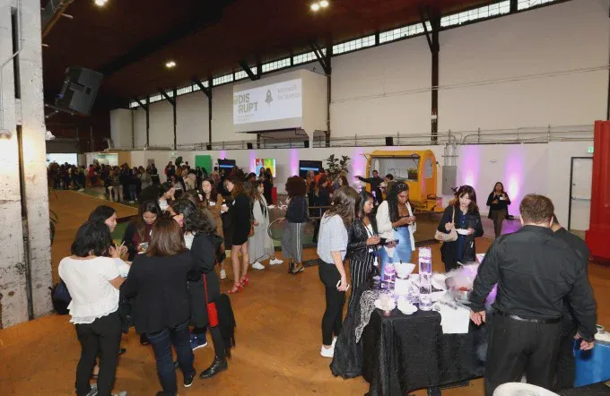 Người tham dự giao lưu tại khu tiếp đón của TechCrunch Disrupt