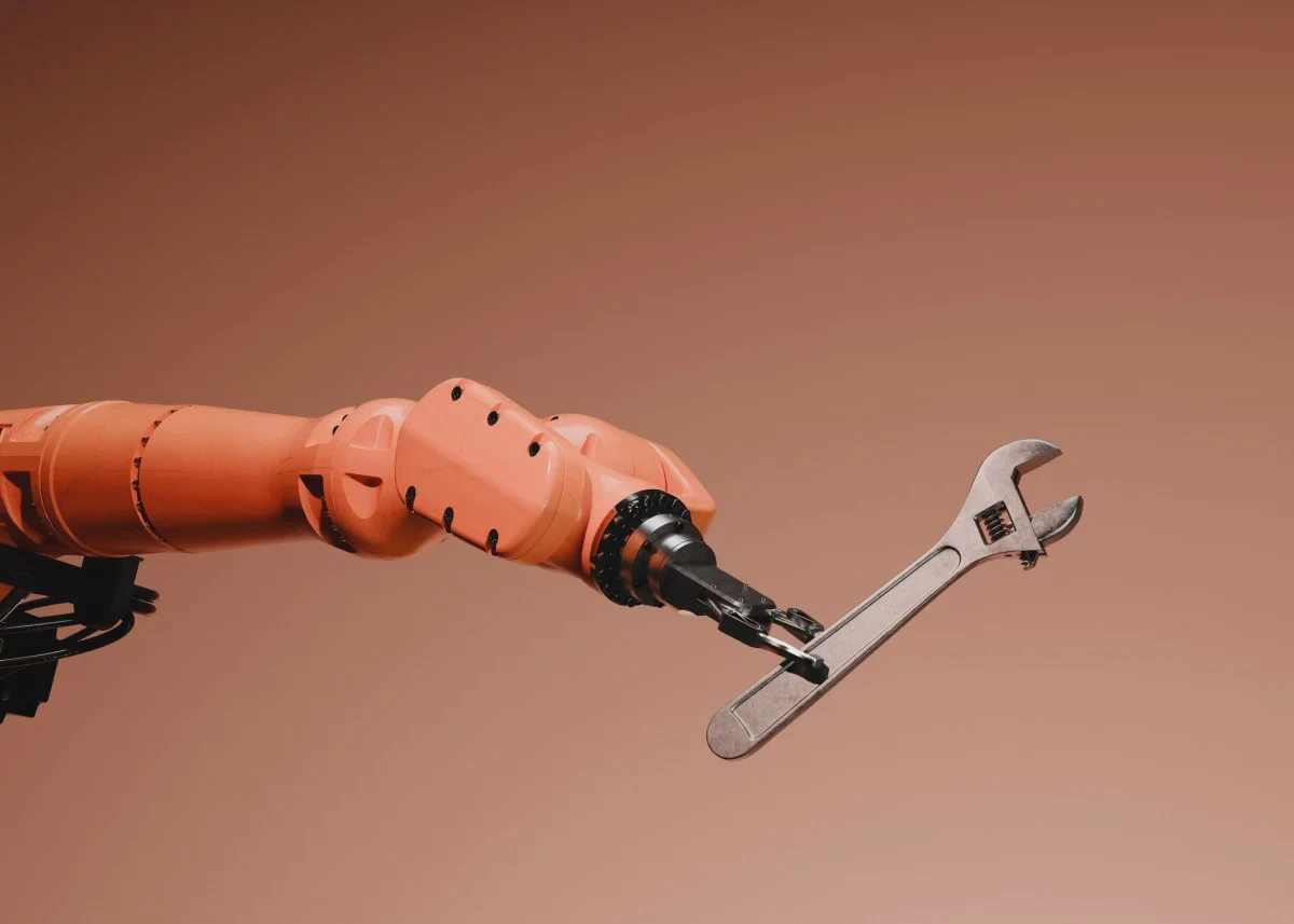 Cánh tay robot cầm cờ lê trong môi trường công nghiệp