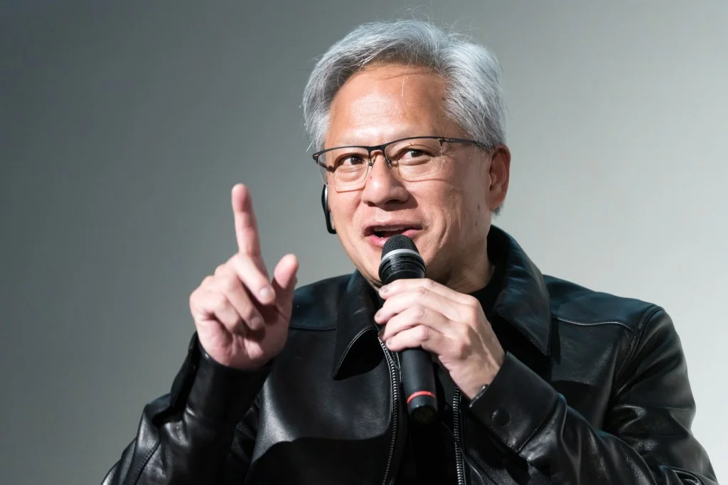 Jensen Huang nghe điện Trump, khoe iPhone Duo