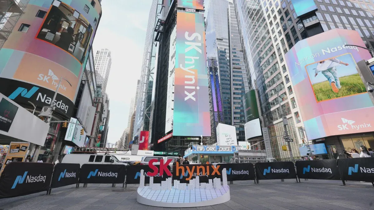 Tòa nhà mang tên và biểu trưng SK Hynix
