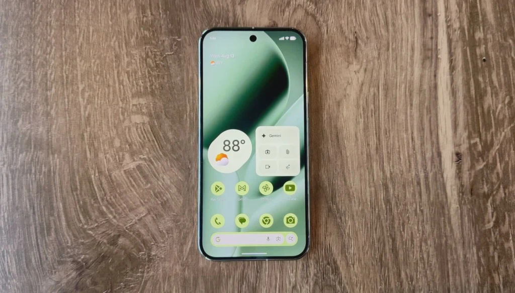 Điện thoại Google Pixel 10 được cầm trên tay