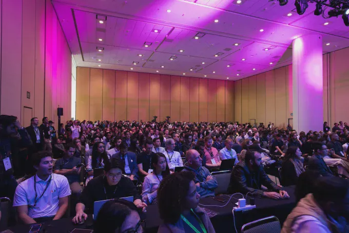 Khán giả theo dõi một phiên trình bày tại sân khấu TechCrunch Disrupt