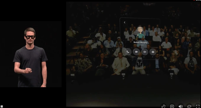 Evan Spiegel trình diễn kính thông minh Specs của Snap