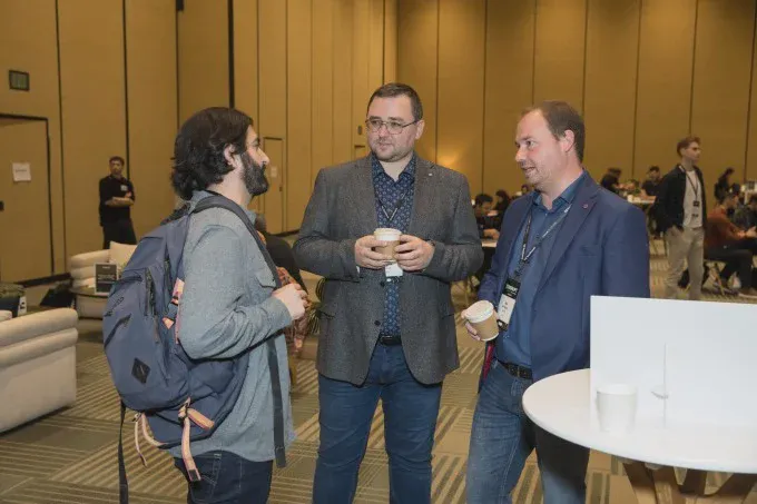 Các nhà sáng lập trò chuyện tại khu kết nối thương vụ của TechCrunch Disrupt