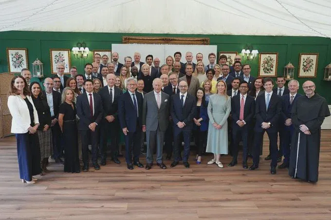 Vua Charles III đứng cùng Demis Hassabis, Jensen Huang và các đại biểu dự hội nghị AI tại Scotland