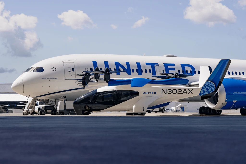 Máy bay điện Archer bay gần phi cơ United Airlines