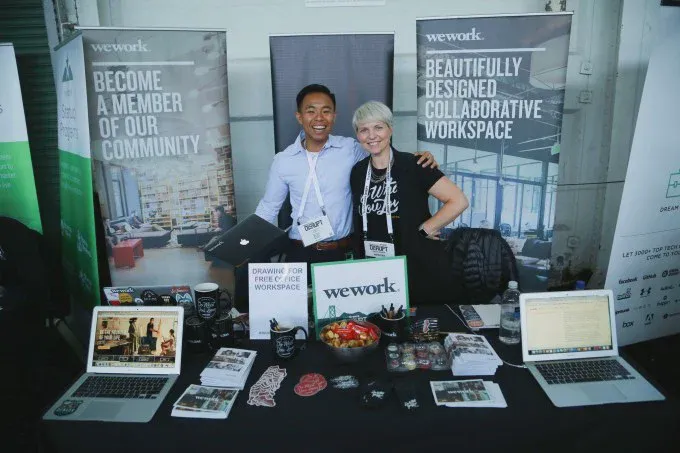 Nhân viên giới thiệu sản phẩm tại bàn trưng bày của WeWork trong sự kiện TechCrunch Disrupt