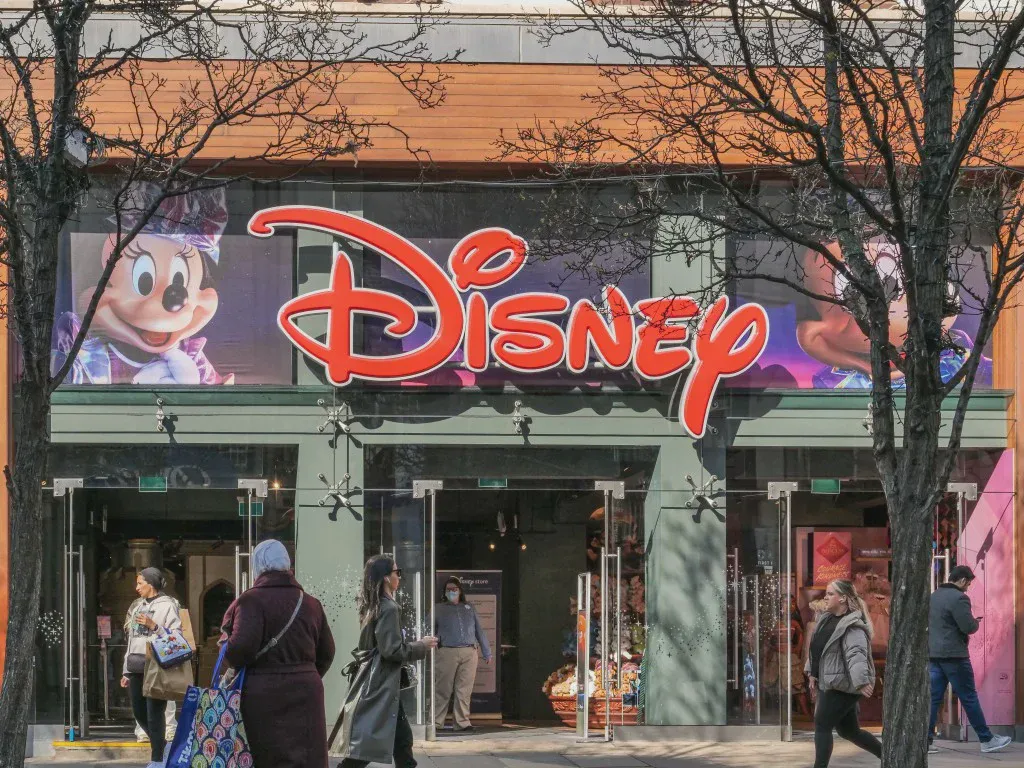 Mặt tiền một cửa hàng Disney với biển hiệu phía trên lối vào