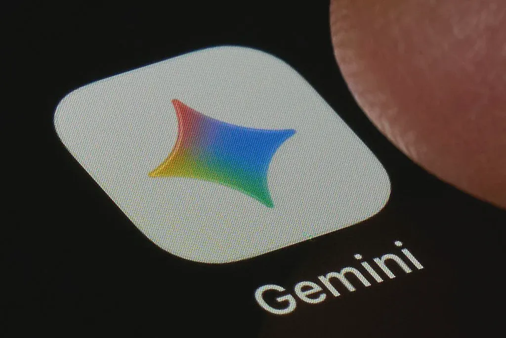Biểu tượng ứng dụng Gemini của Google trên màn hình điện thoại