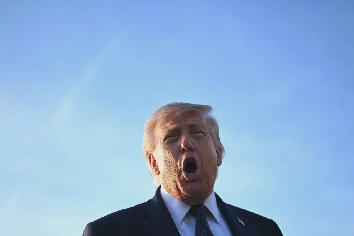Tổng thống Donald Trump phát biểu trước giới truyền thông tại sân bay Paris Orly