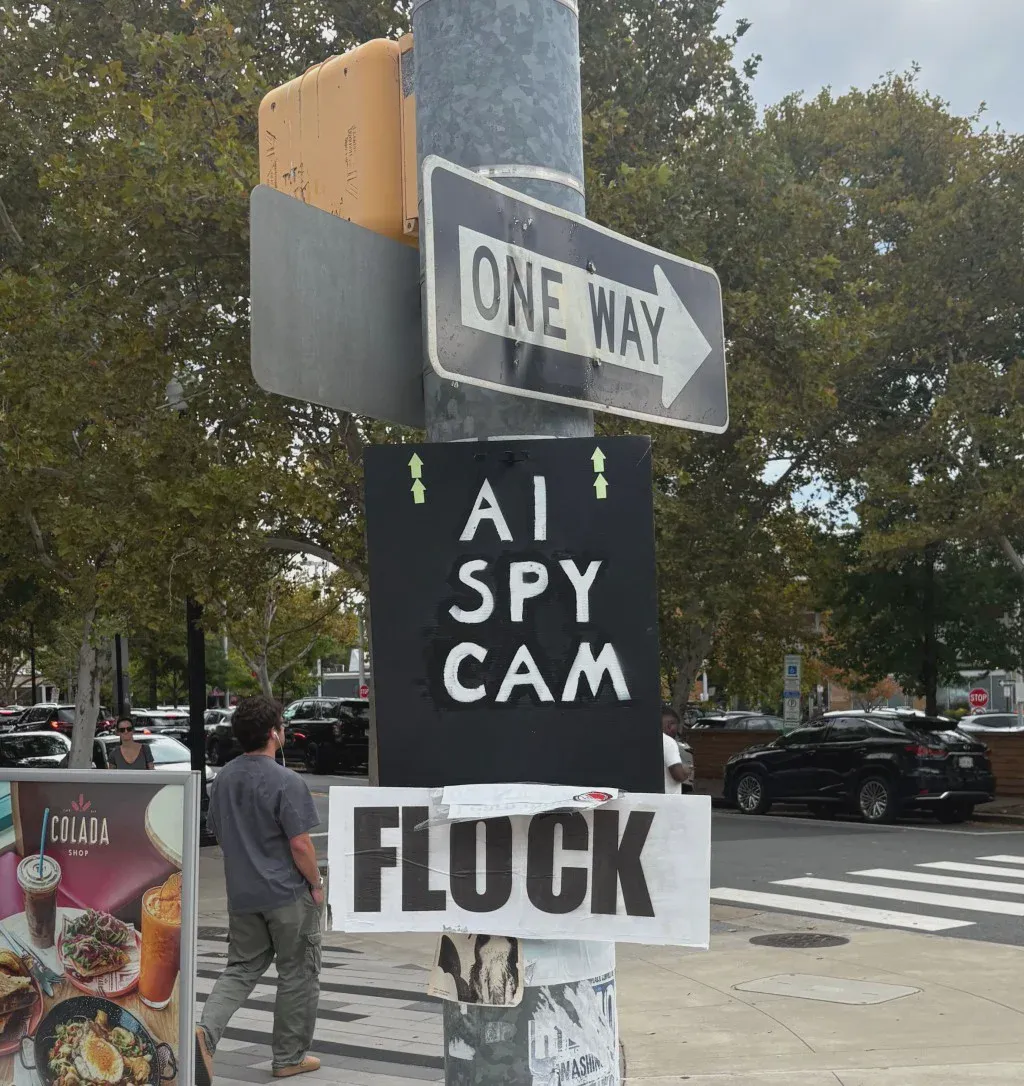 Người dân giơ biển phản đối công nghệ giám sát của Flock tại Arlington, Virginia