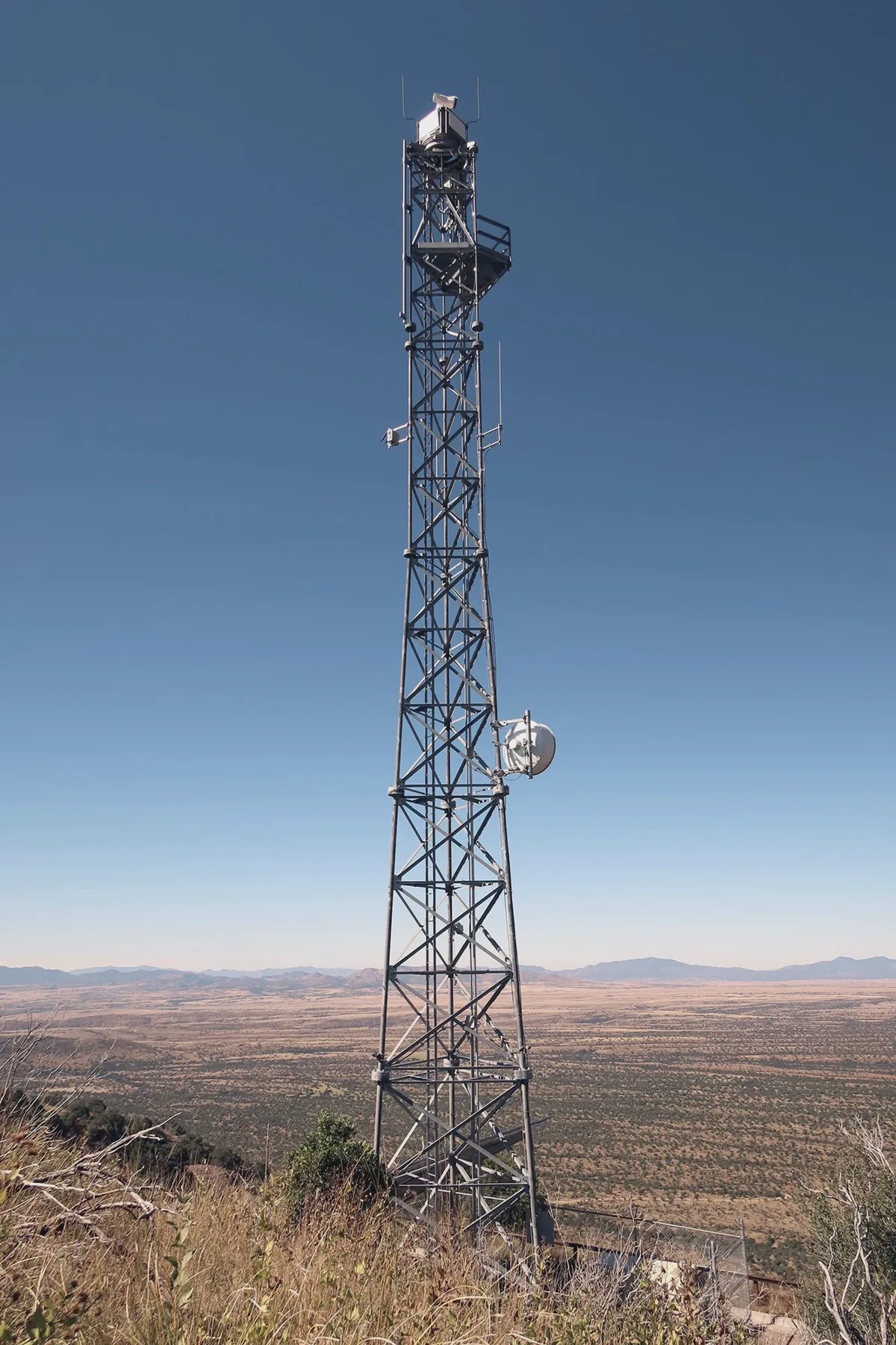 Tháp giám sát cố định tích hợp đặt trên đỉnh núi ở bang Arizona