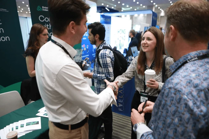 Người tham dự trao đổi tại khu kết nối của TechCrunch Disrupt