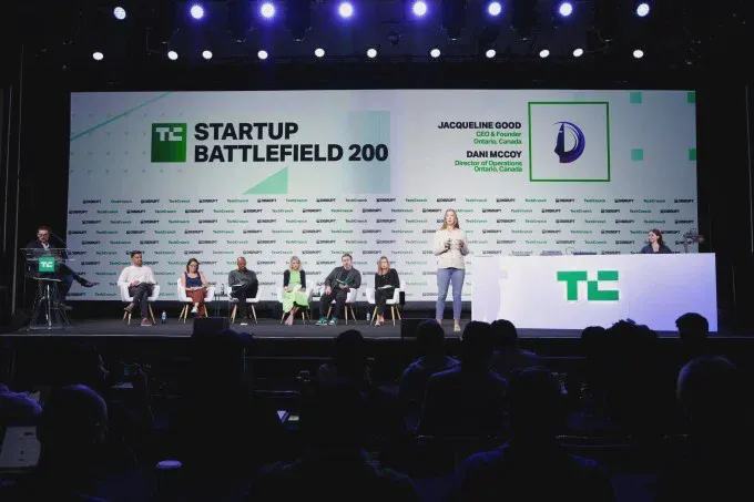 Nhà sáng lập trình bày dự án tại Startup Battlefield