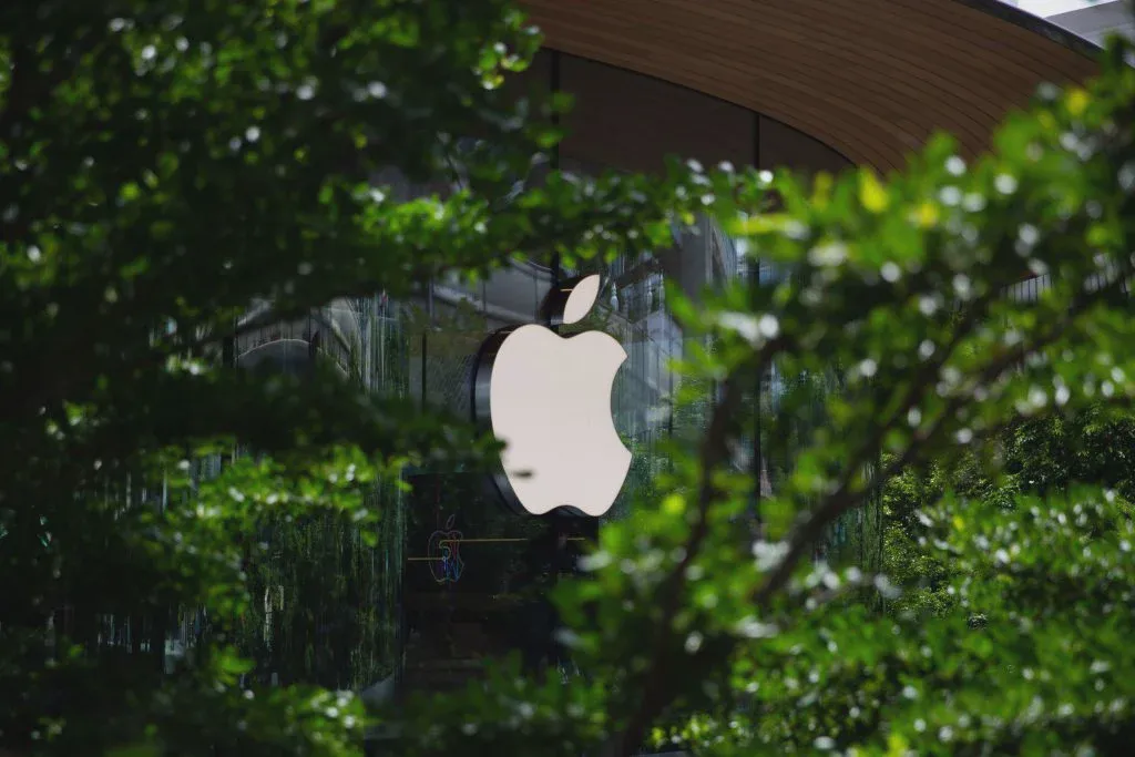 Khách hàng trải nghiệm thiết bị tại một cửa hàng Apple