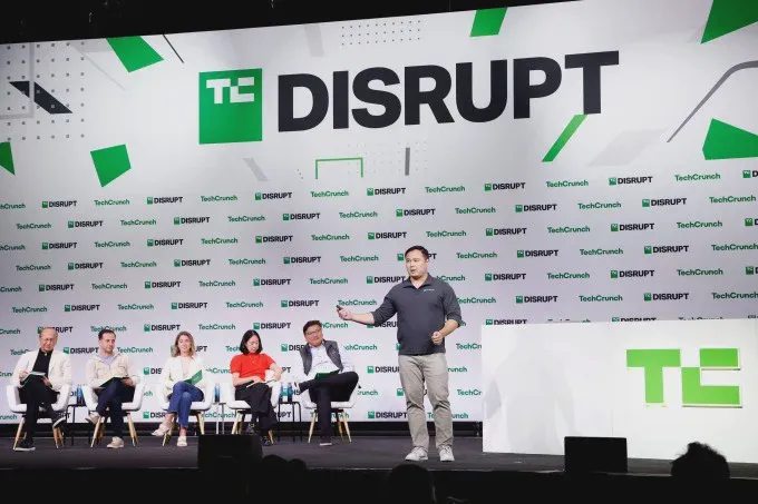 Đông đảo người tham dự tập trung tại khu vực sự kiện TechCrunch Disrupt