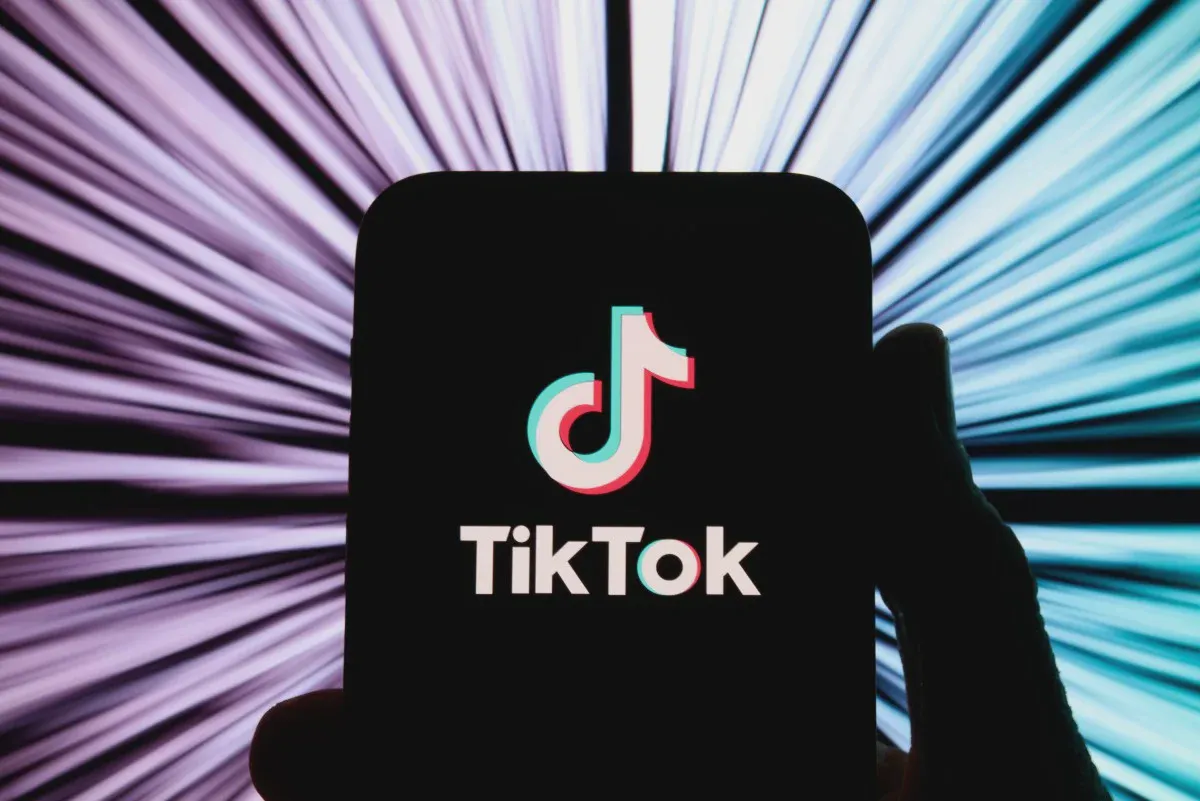 Biểu tượng TikTok trên màn hình điện thoại thông minh