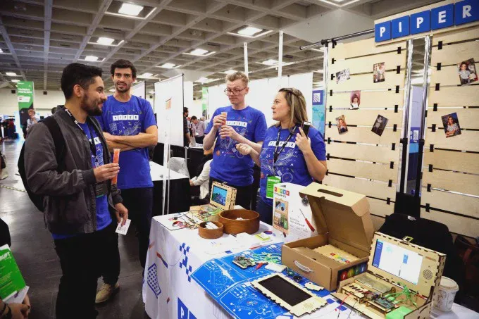 Khách tham quan các gian hàng startup tại sự kiện TechCrunch Disrupt ở San Francisco