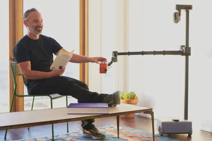 Robot Stretch hoạt động trong không gian sinh hoạt gia đình