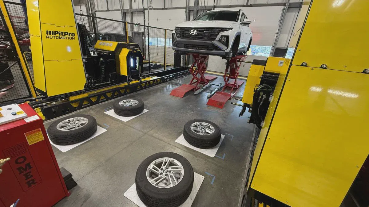 Hệ thống rô bốt PitPro thay lốp tại cửa hàng Kal Tire ở Canada
