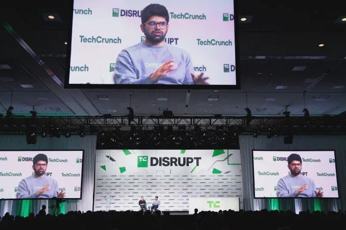 Diễn giả trao đổi trên sân khấu TechCrunch Disrupt trước khán giả