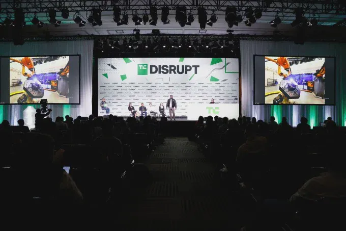 Sân khấu lớn của sự kiện Disrupt với đông đảo người tham dự