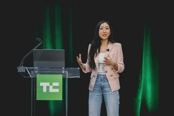 Diễn giả trình bày trước khán giả tại sự kiện TechCrunch ở Boston