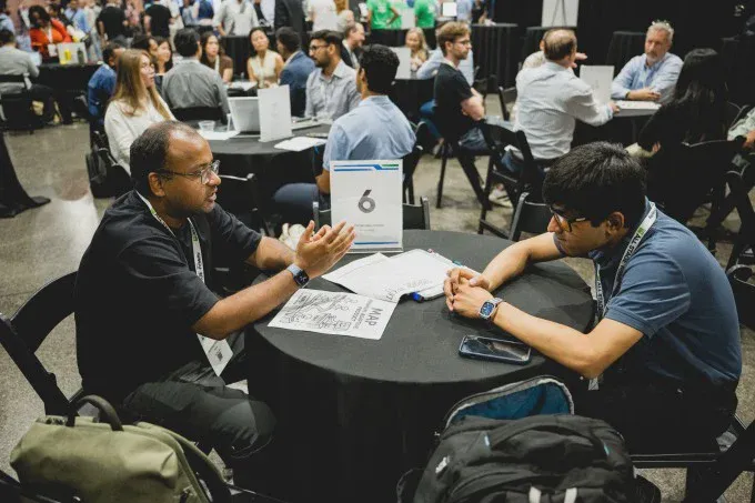 Nhà sáng lập và nhà đầu tư trò chuyện trong phiên kết nối tại sự kiện TechCrunch