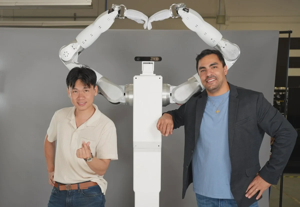 Hai nhà sáng lập Feather đứng bên robot hình người dạng mô đun