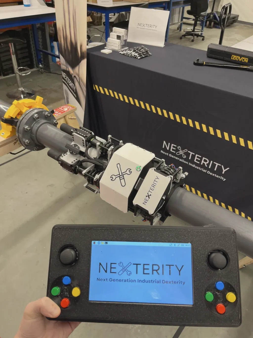 Robot Nexterity được lắp quanh mối nối của đường ống công nghiệp