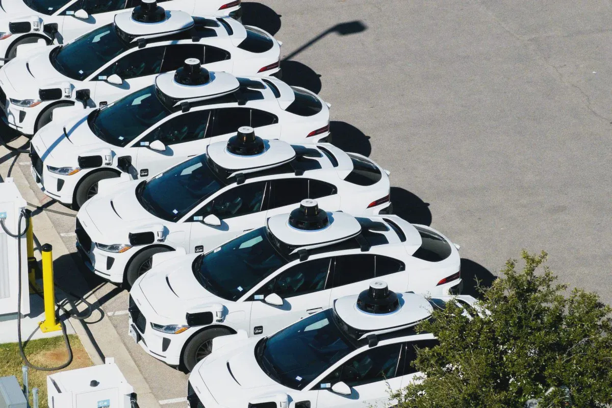 Đội taxi tự hành Waymo đỗ tại trạm sạc