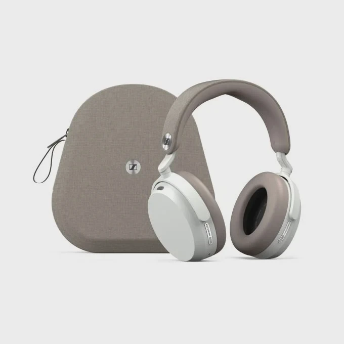 Tai nghe Sennheiser Momentum 5 màu trắng đặt cạnh hộp đựng mỏng