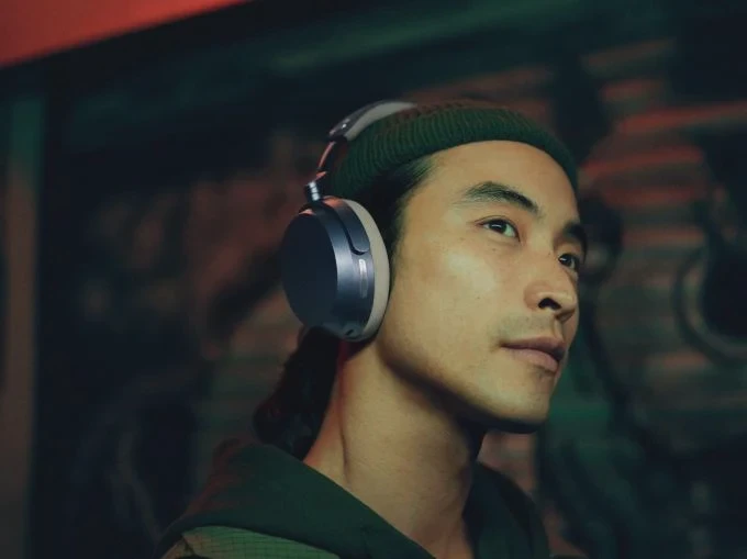 Người dùng đeo Sennheiser Momentum 5 màu đen khi nghe nhạc