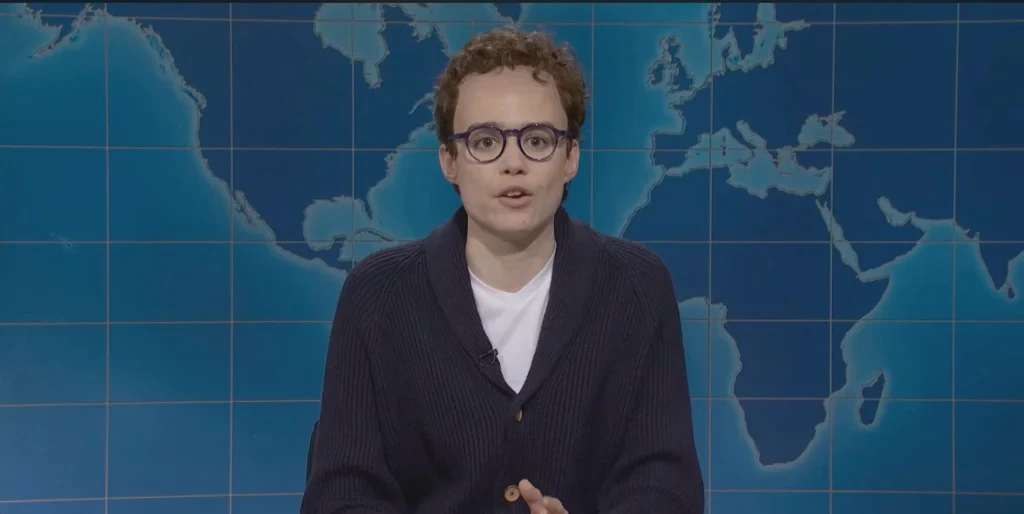 Jane Wickline hóa thân thành Dario Amodei trong chương trình Saturday Night Live