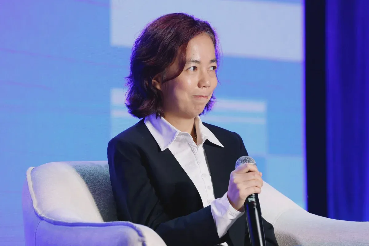 Fei-Fei Li đứng trên một sân khấu