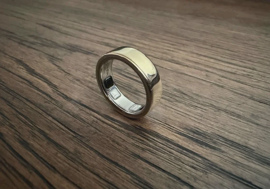 Nhẫn thông minh Oura Ring 5 trên ngón tay
