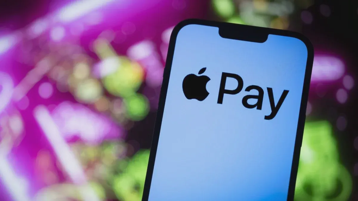 Biểu tượng Apple Pay hiển thị trên màn hình điện thoại